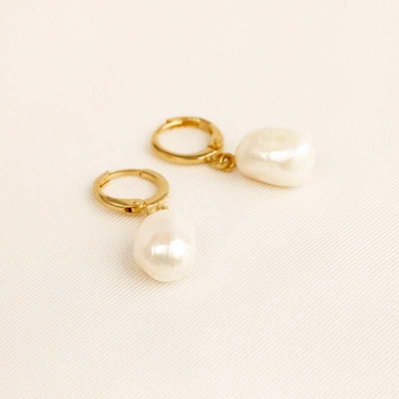 estee-earrings-agape-jewelry-gold2_800x_2139d28c-f53c-4c41-8a90-7f09f713d5bd.jpg
